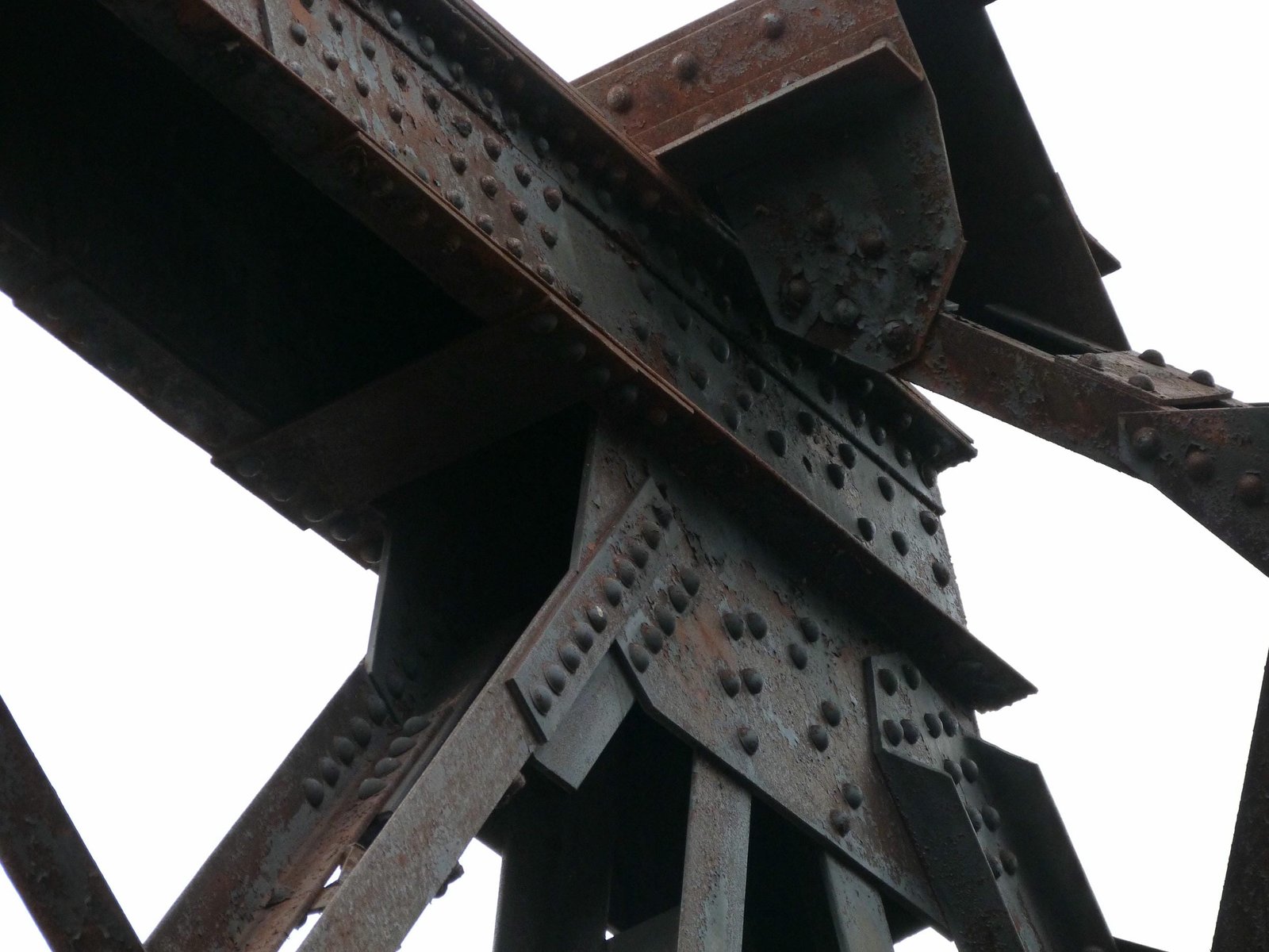 Upper angle connection where span was split.  Photo credit: Nathan Holth (Historicbridges.org); used with permission.